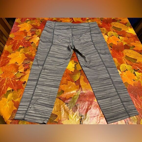 🌺3 for $30🌺UnderArmor Capri Leggings, Gray and White, Size M. (PT08) - Picture 3 of 5